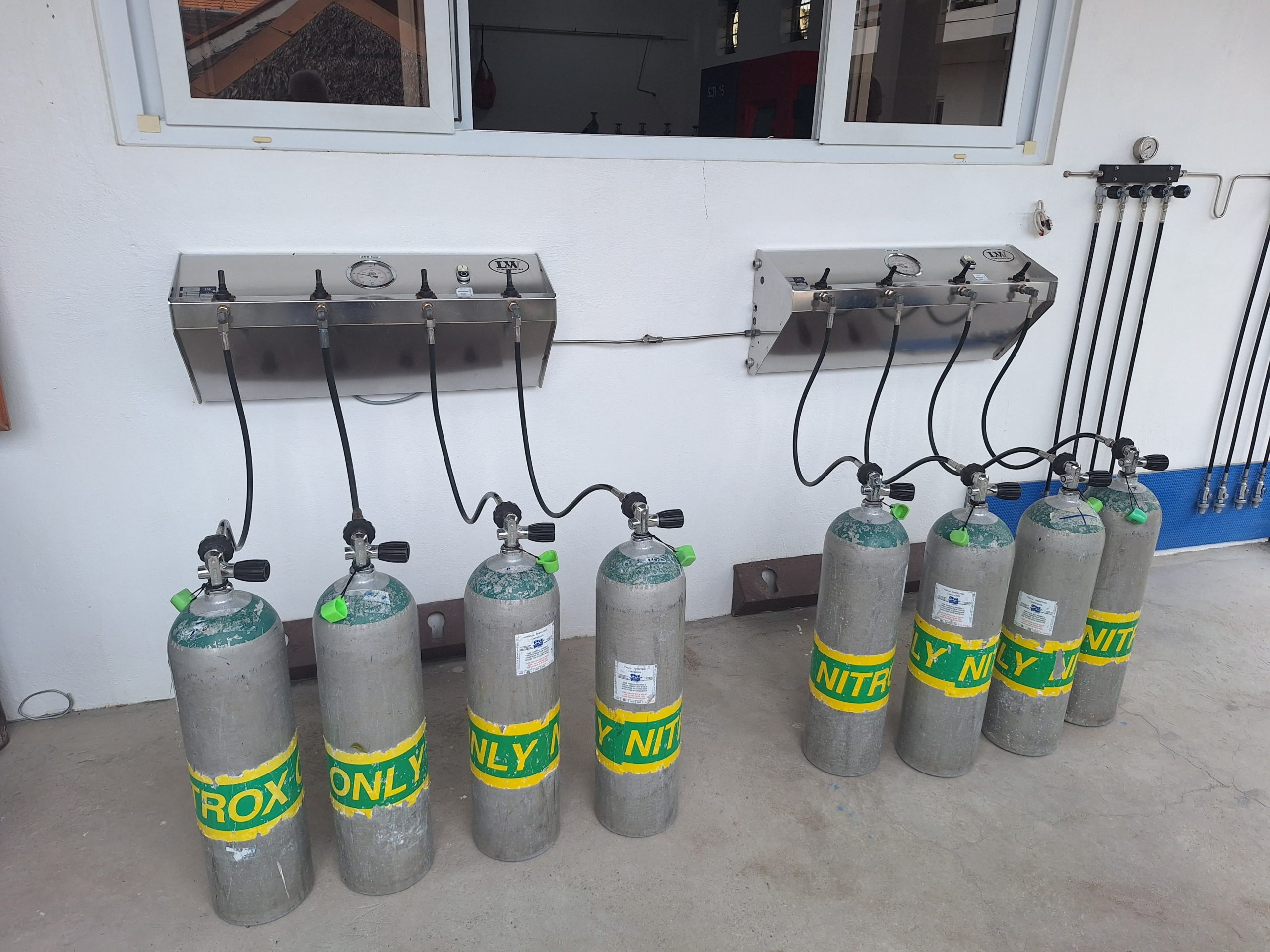 Nitrox partial pressure blending and filling station